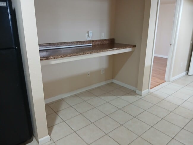 Building Photo - 711 S Poplar St