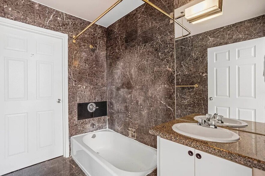 Building Photo - 102 Fulton St