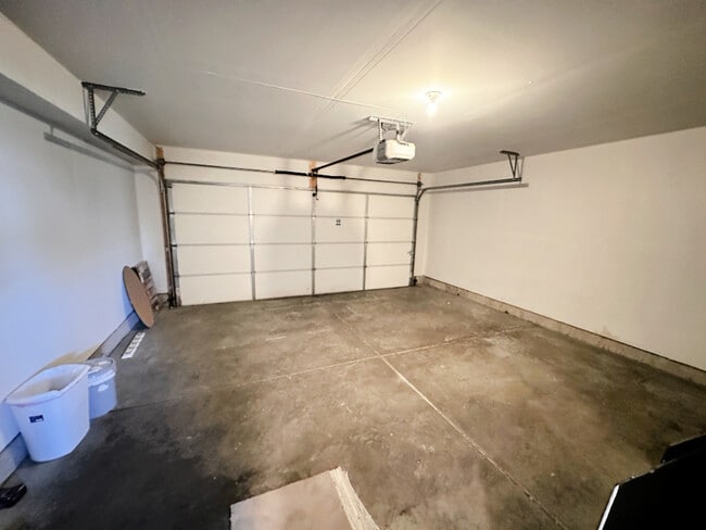 Building Photo - 208 Goldenrod Dr
