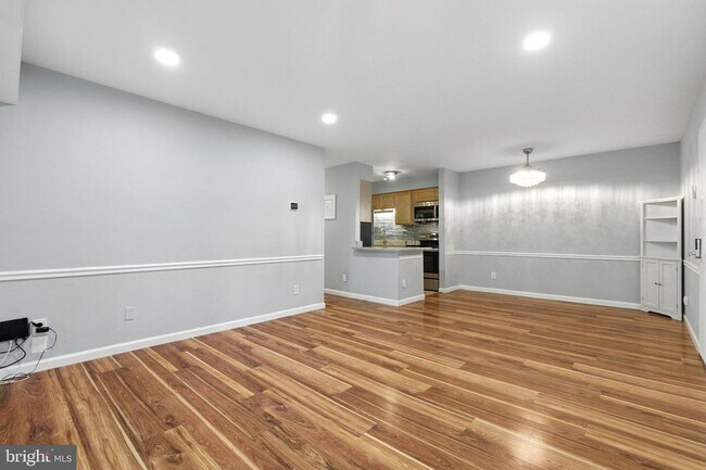Building Photo - 8110 Colony Point Rd