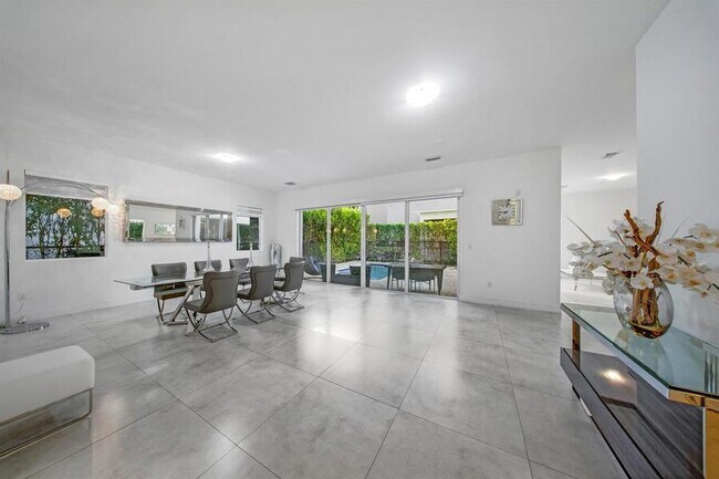 Building Photo - 10081 NW 75th Terrace