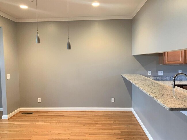 Building Photo - 2550 Cleinview Ave