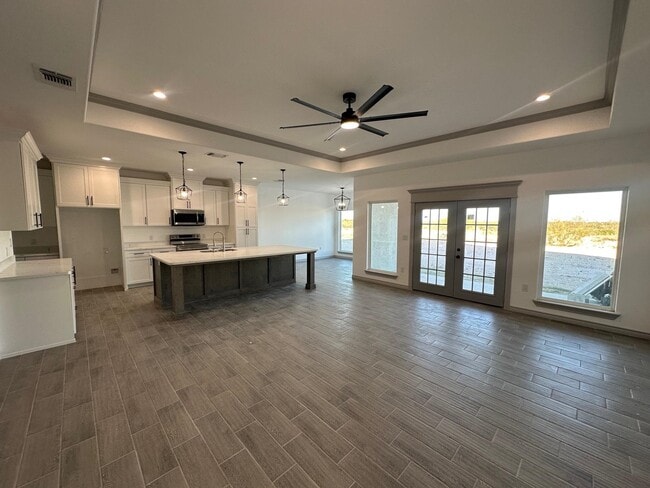Building Photo - 609 Enchanted Way