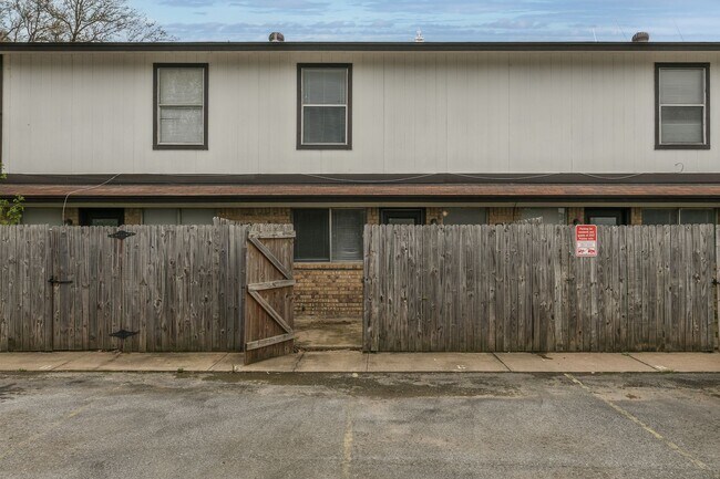 Building Photo - 2017 Paisley Dr
