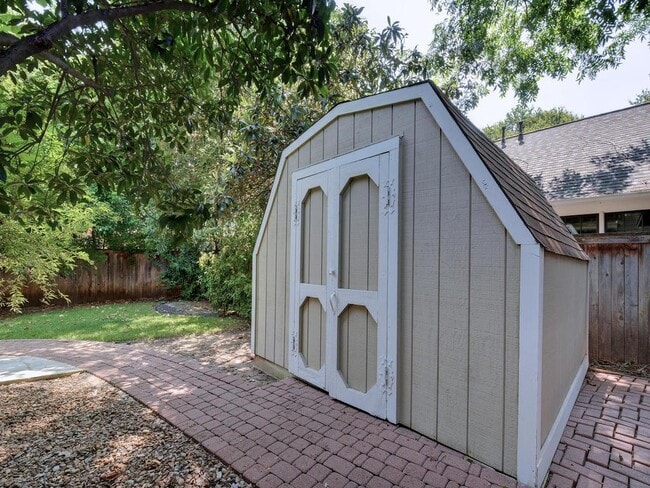 Building Photo - 2204 Tower Dr