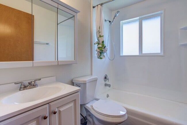 Building Photo - Spacious 3 bedroom 1.5 bath townhome Hillsboro!