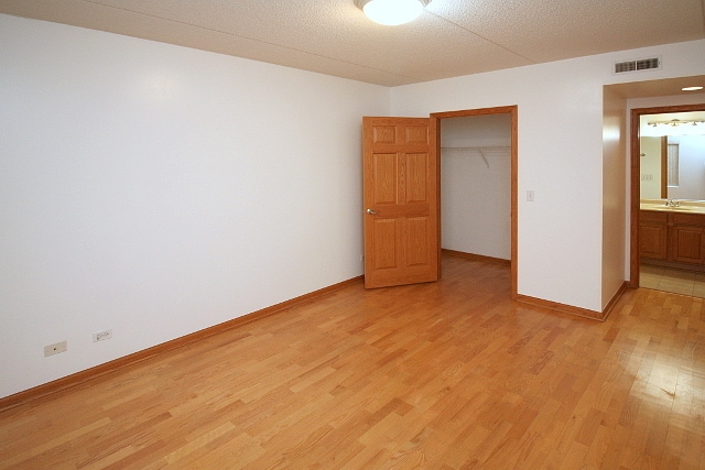 Building Photo - 6560 W Diversey Ave