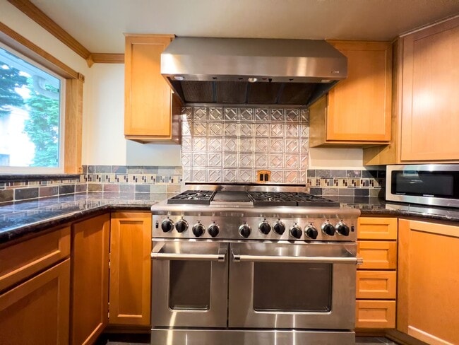 Building Photo - Country living 5 bed w/RV parking and 3 car garage!