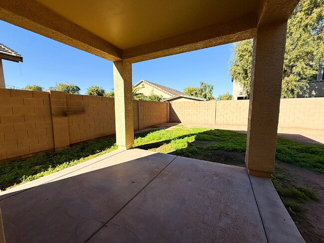 Building Photo - "Charming 3-Bed, 2-Bath Oasis with 1,430 Sq Ft in Phoenix's Heart!"