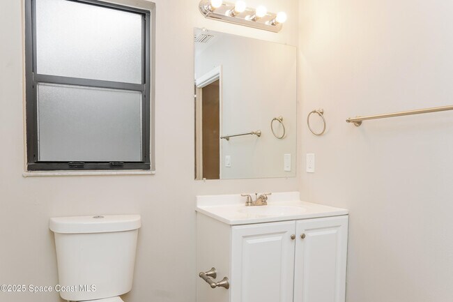 Building Photo - 430 Almansa St NE