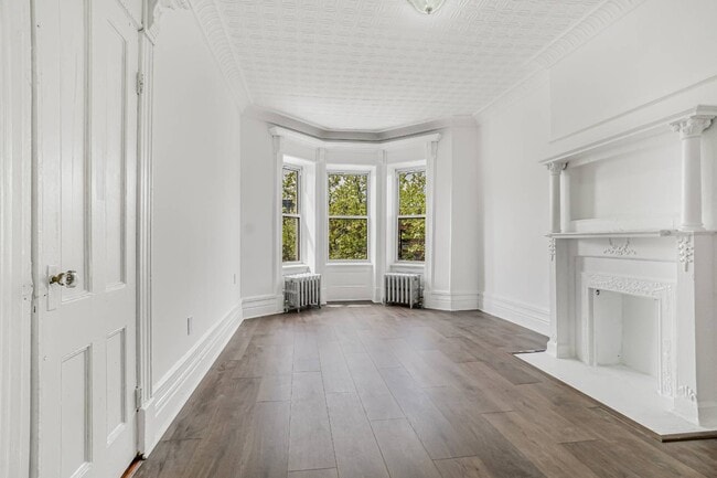 Building Photo - 421 58th St
