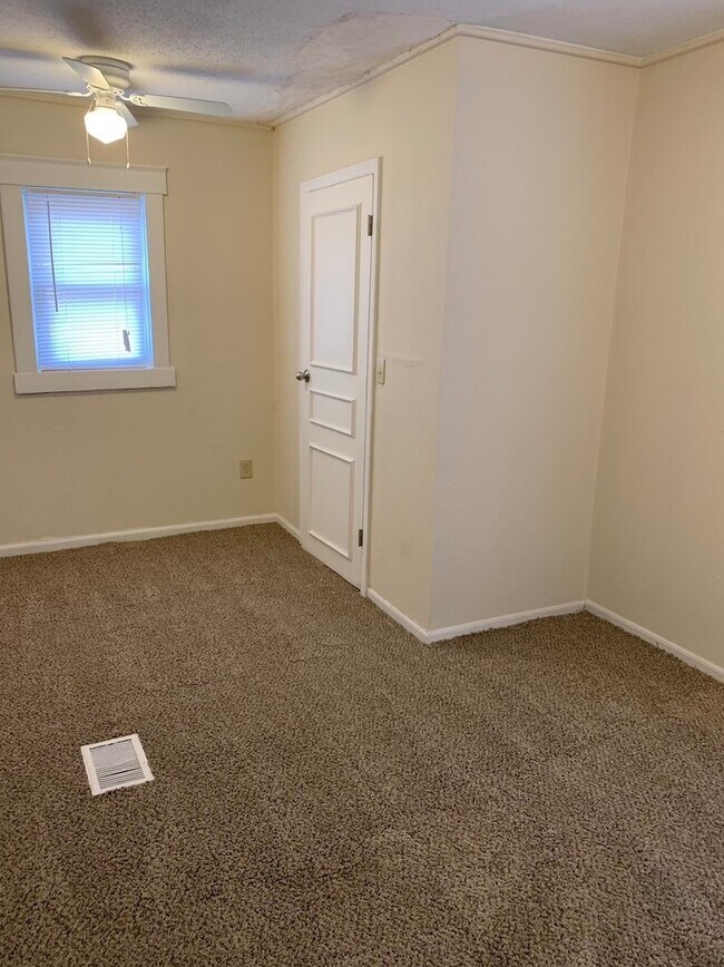 Building Photo - Updated and Spacious 2 Bedroom Home!