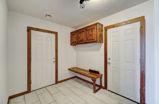 Building Photo - Beautiful 2 bed Ranch style home on 5 acres!