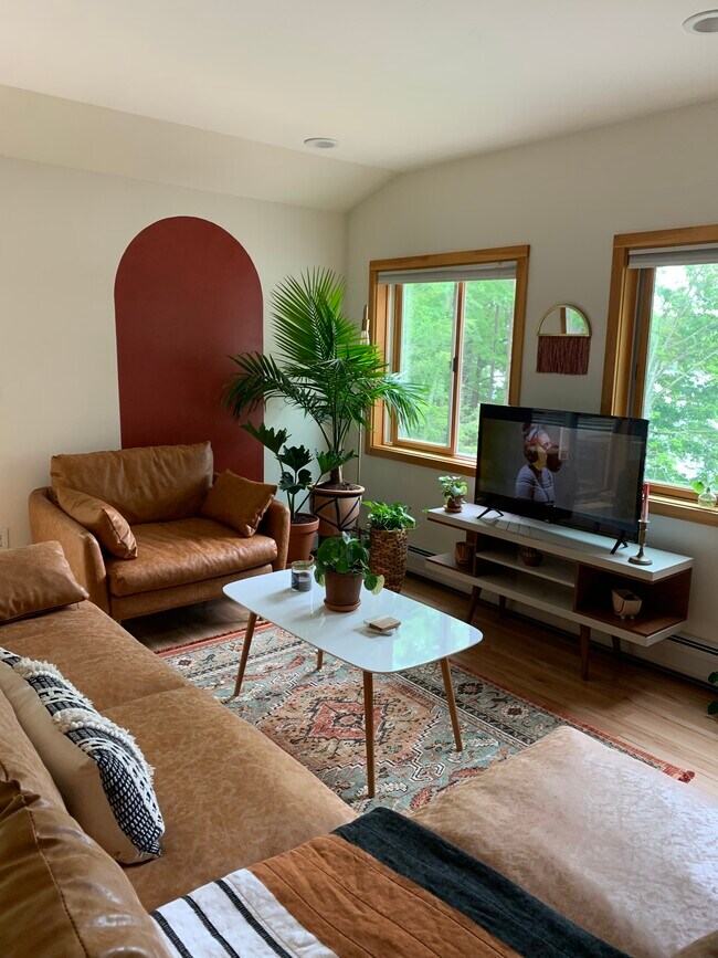 Furnished- living area - 131 Lakeside Dr