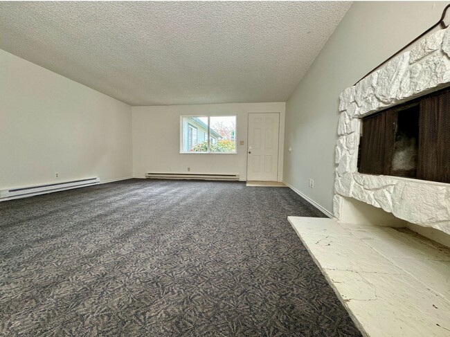 Building Photo - Charming Three Bedroom Near S. Waterfront & Macadam Ave~ Updates Throughout~ W/D Included ~ Detac...