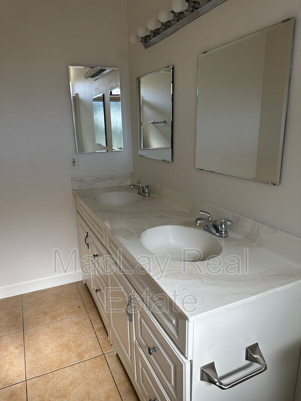 Building Photo - 1221 E Watson Dr