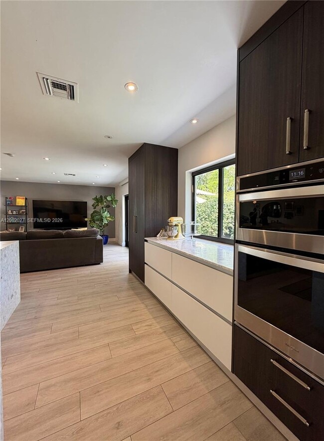 Building Photo - 815 Valencia Ave