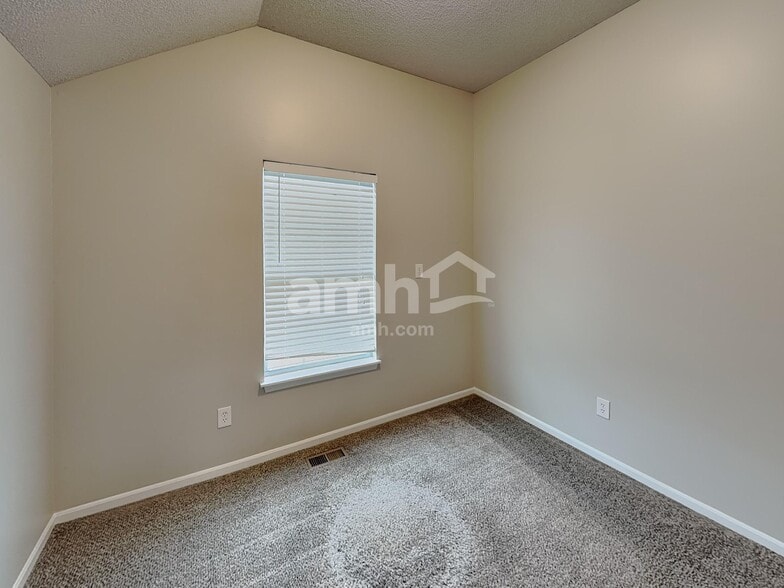 Building Photo - 643 E Apache St