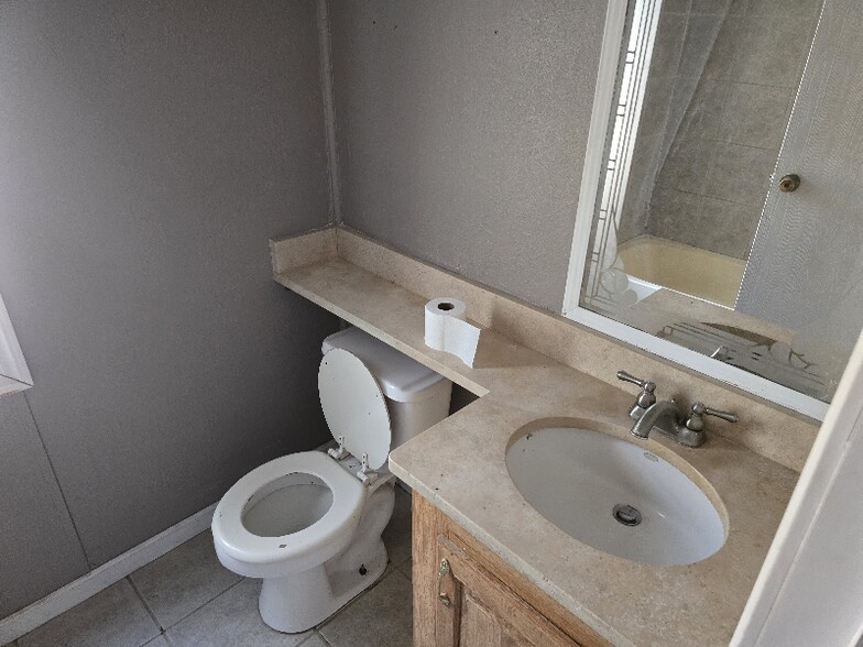 Building Photo - 612 Cherokee Ln