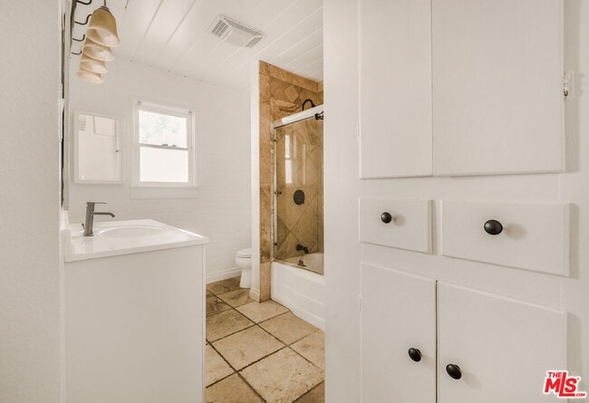 Building Photo - 5754 Fallbrook Ave