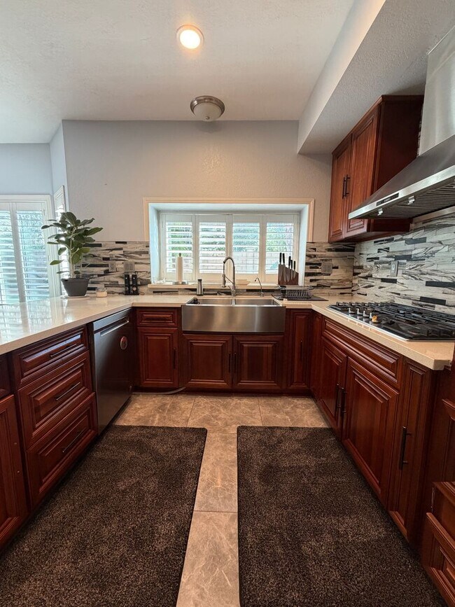 Building Photo - Spacious Living in a Beautifully Updated 4 Bedroom Home!