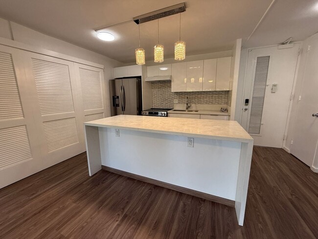 Building Photo - Queen Emma Gardens 1 bedroom 1 bath with d...