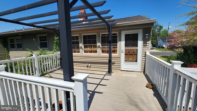 Building Photo - 318 Oakwood Ave