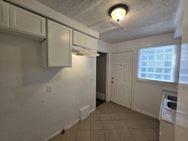 Building Photo - 9151 Mansfield St