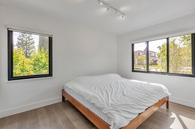 Building Photo - Remodeled Home in near Downtown Mountain View