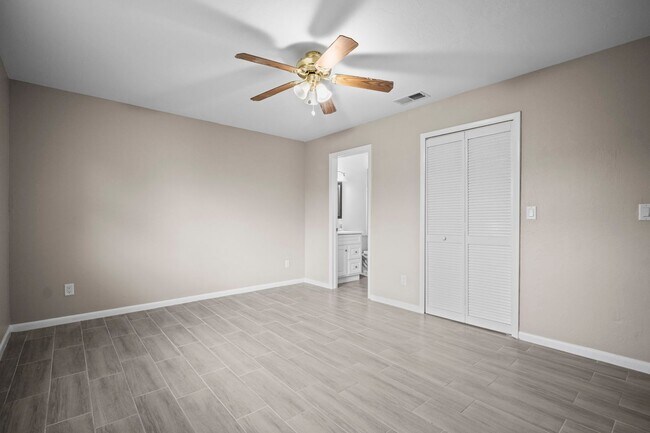 Building Photo - Stunning duplex offers two spacious bedroo...