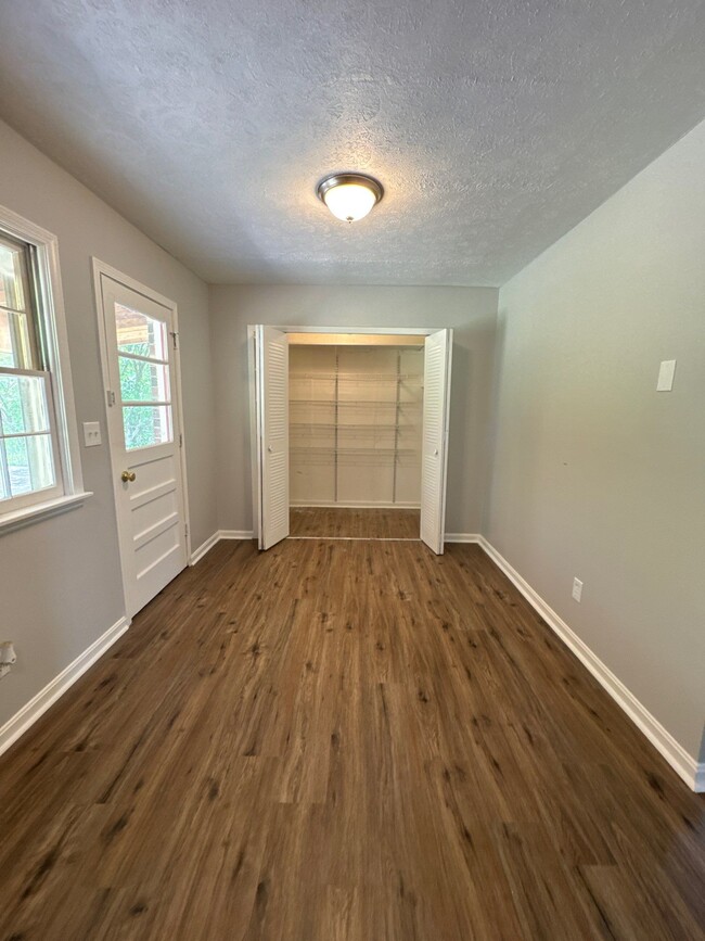 Building Photo - 6907 Longlake Dr