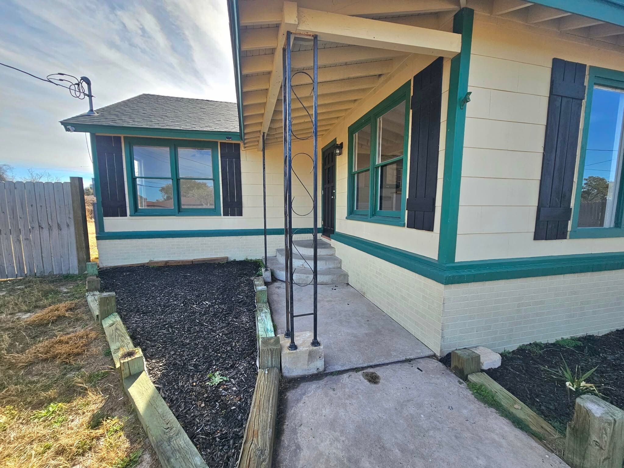 Building Photo - 513 Oakdale Dr
