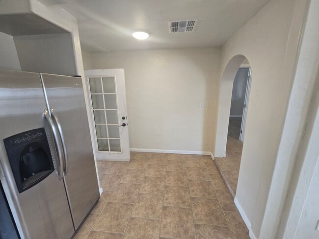 Building Photo - Spacious 3bd/1ba in a HUGE GATED Property!