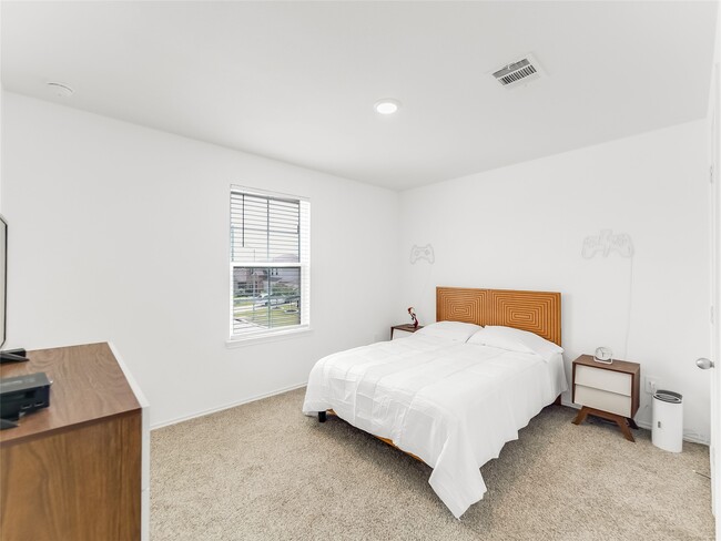 Building Photo - 15022 High Rpds Ln