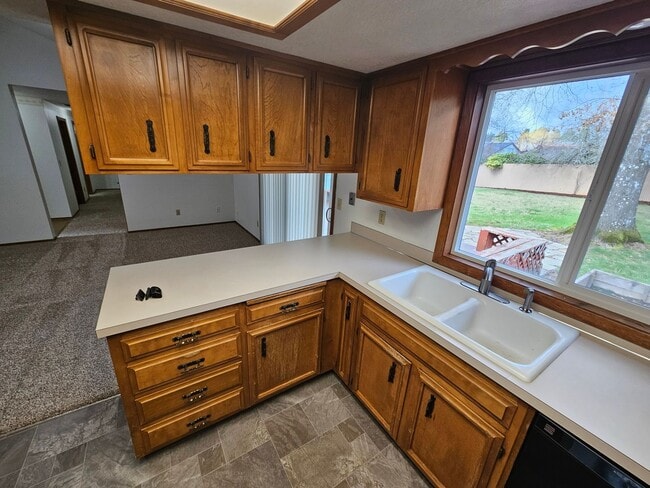 Building Photo - 855 Fran St SE