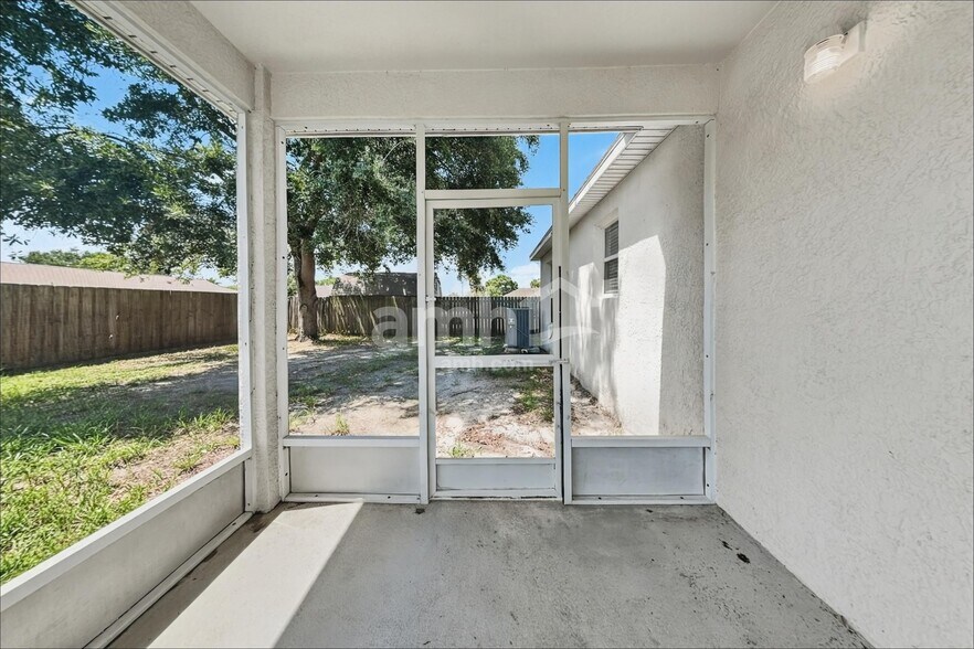 Building Photo - 810 Dunkirk Ave NW