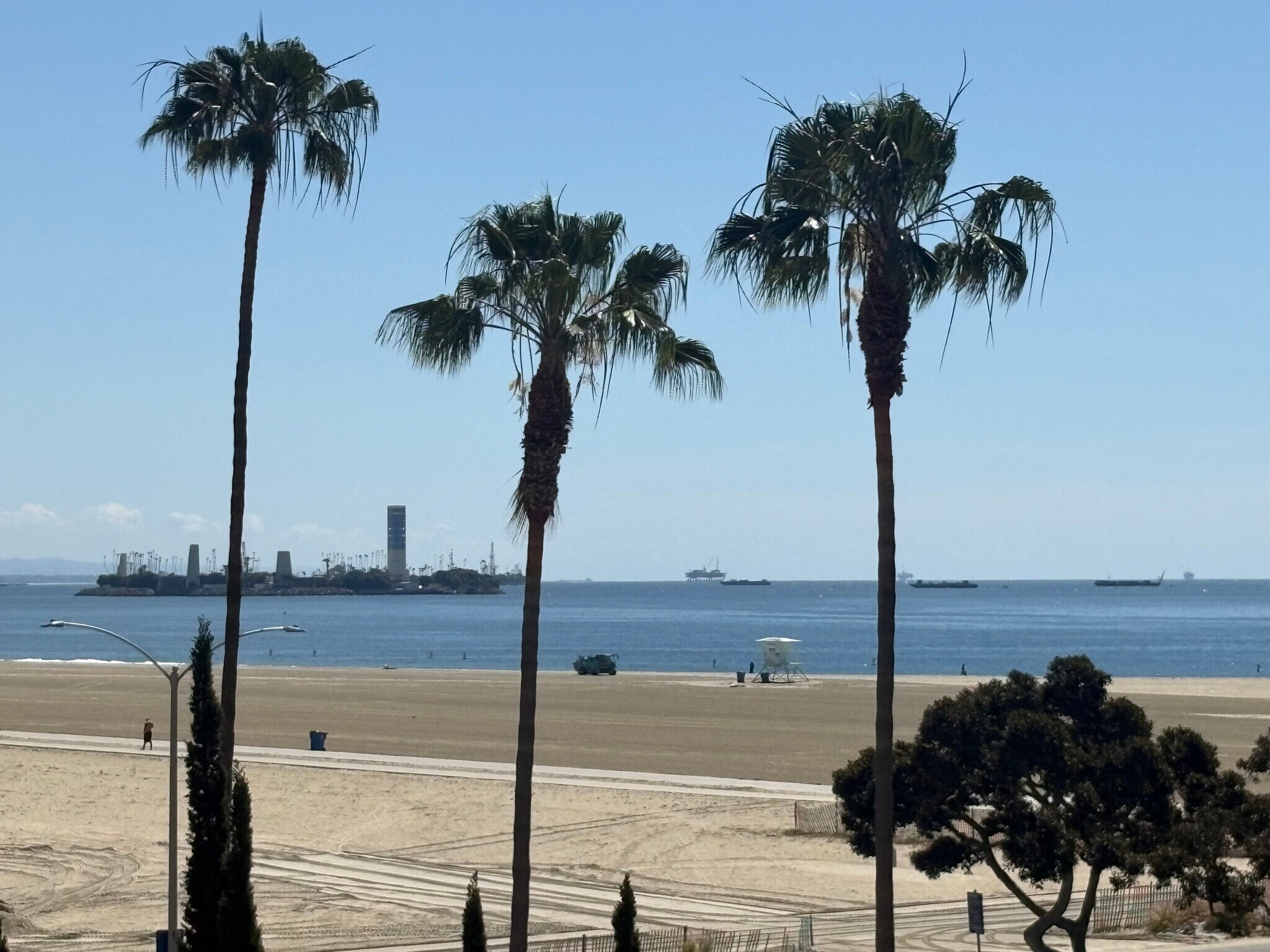 Building Photo - 933 E 1st St