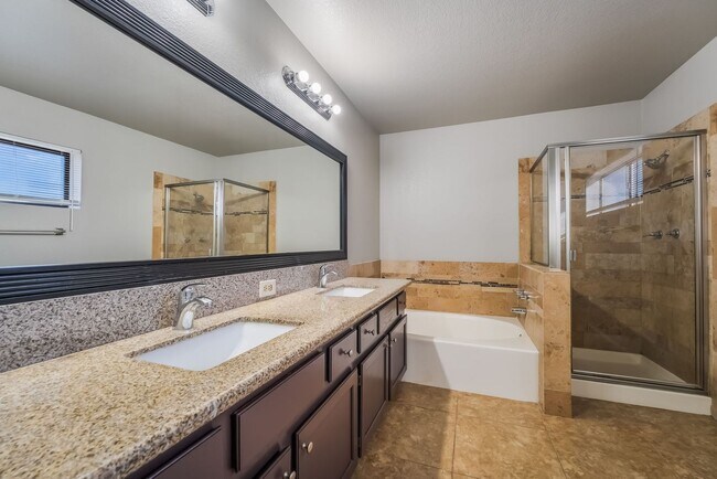 Building Photo - Stunning 4 bedroom home in Henderson with POOL!