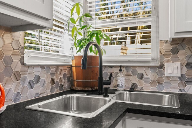 Building Photo - 2 or 3 Bedroom Renovated Mid-Town Charmer