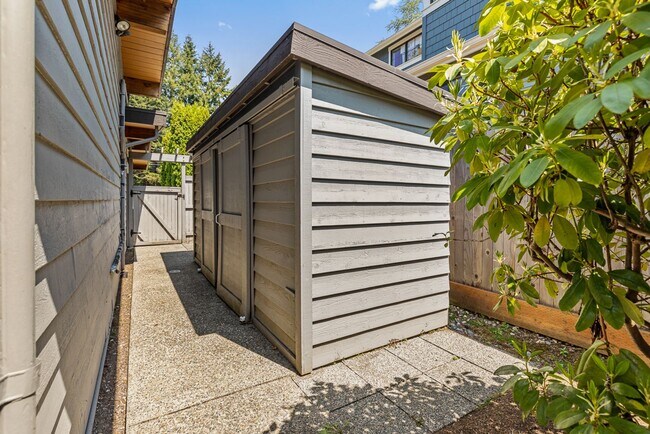 Building Photo - Beautiful West Facing Houghton Home with p...