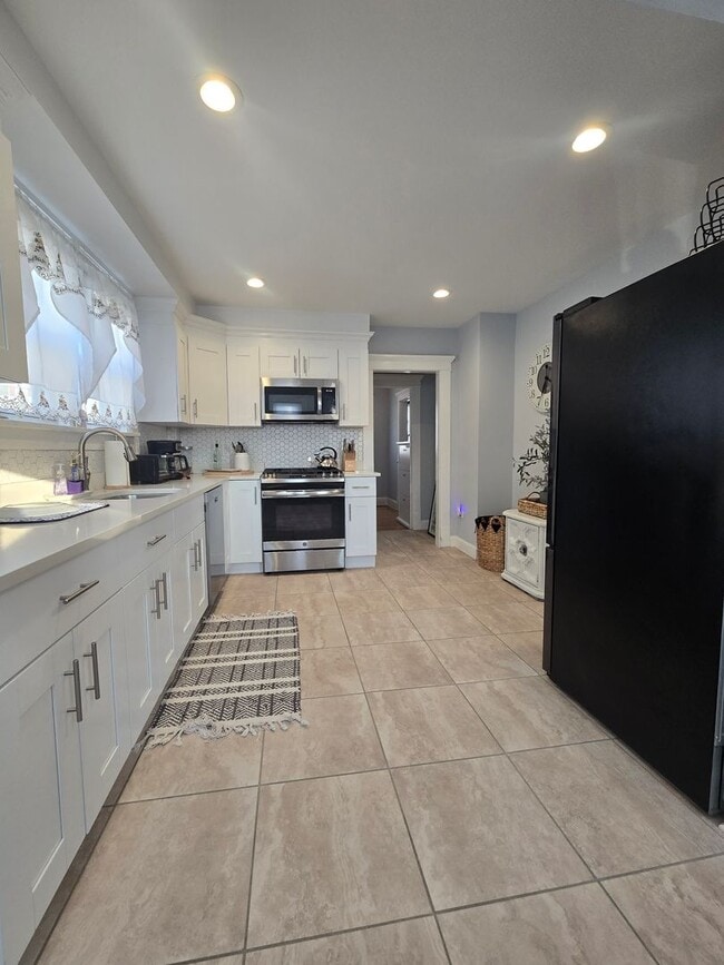 Building Photo - Spacious, meticulously renovated single family: 2-bedroom, 2 full bathroom & finished basement an...