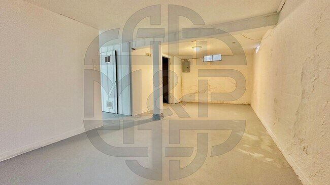 Building Photo - 1102 N Crestway St
