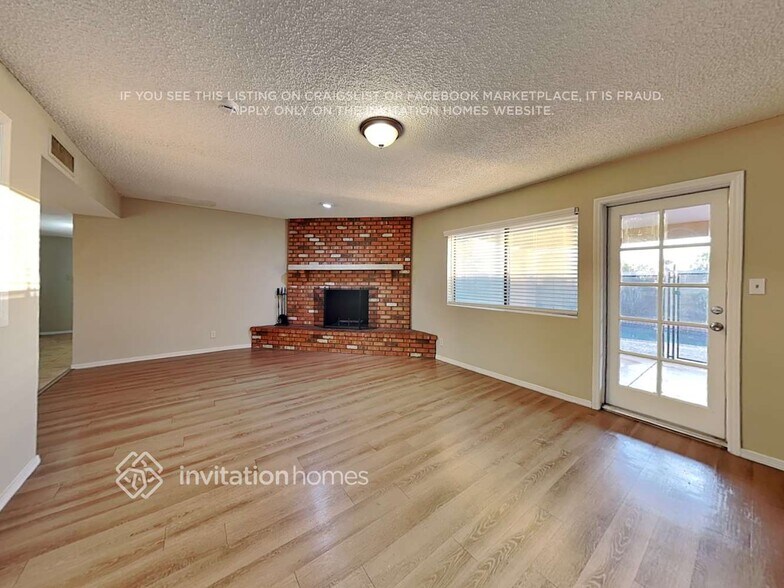 Building Photo - 336 S Travis