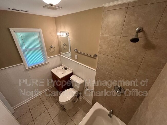 Building Photo - 4304 Wedgewood Dr