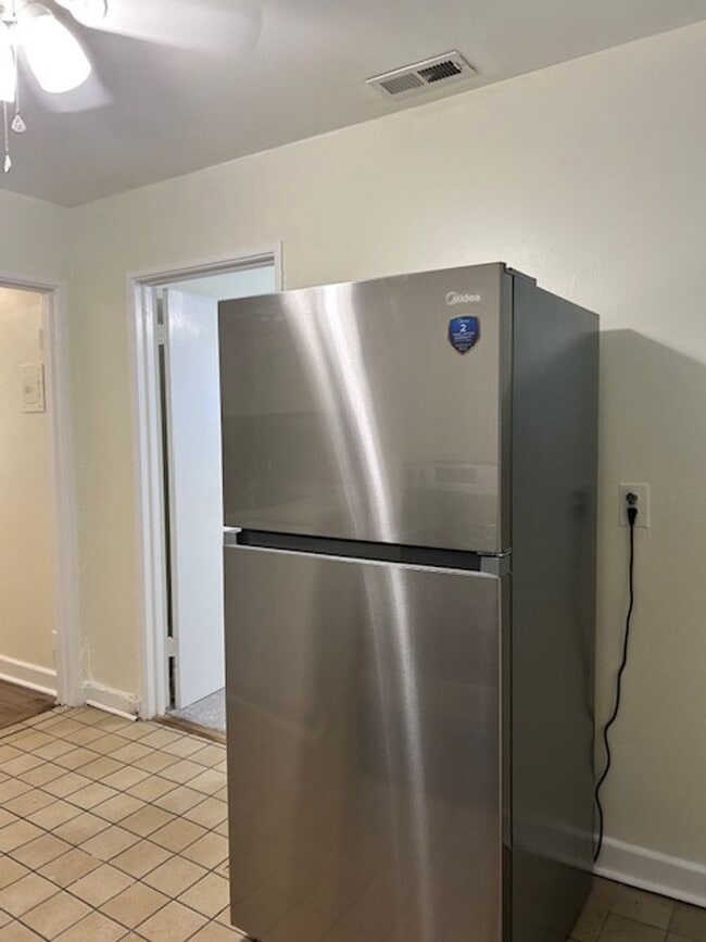 Building Photo - AFFORDABLE, SAFE & CLEAN Cozy 2 Bedroom Av...