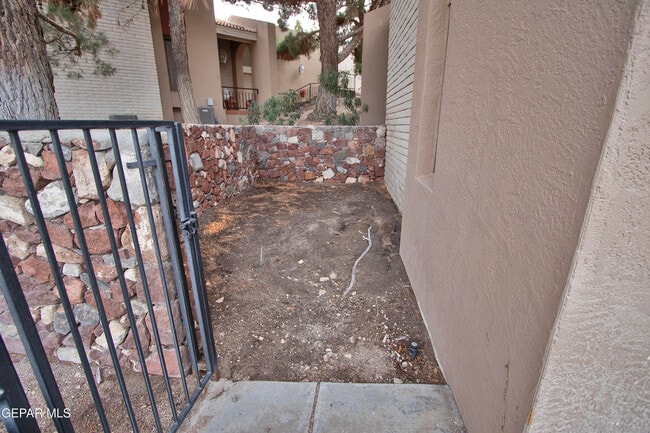 Building Photo - 5711 Mira Grande Dr