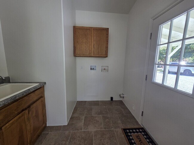 Building Photo - 3950 Shoestring Rd