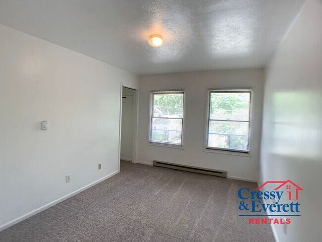 Building Photo - Upstairs 1 Bedroom Close to Downtown