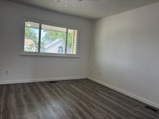 Building Photo - 1372 Riverside Dr