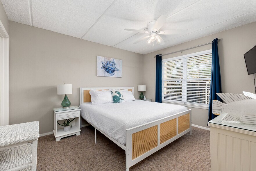 Building Photo - 115 E Coronado Dr